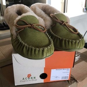 Acorn Sheepskin Moxie Moccasins - Olive